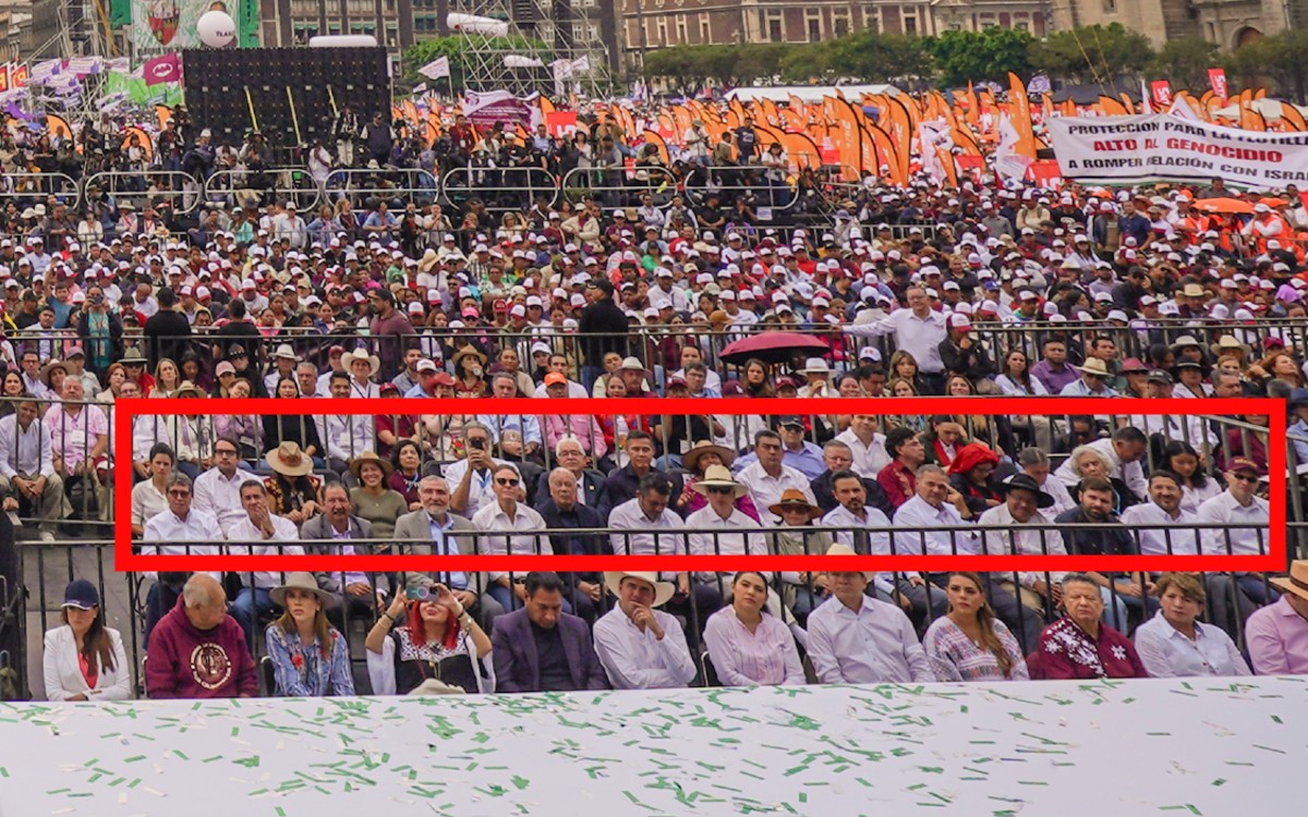 AristeguiOnline's tweet card. Se apreció un nuevo acomodo de los invitados VIP en el evento político de Presidencia.