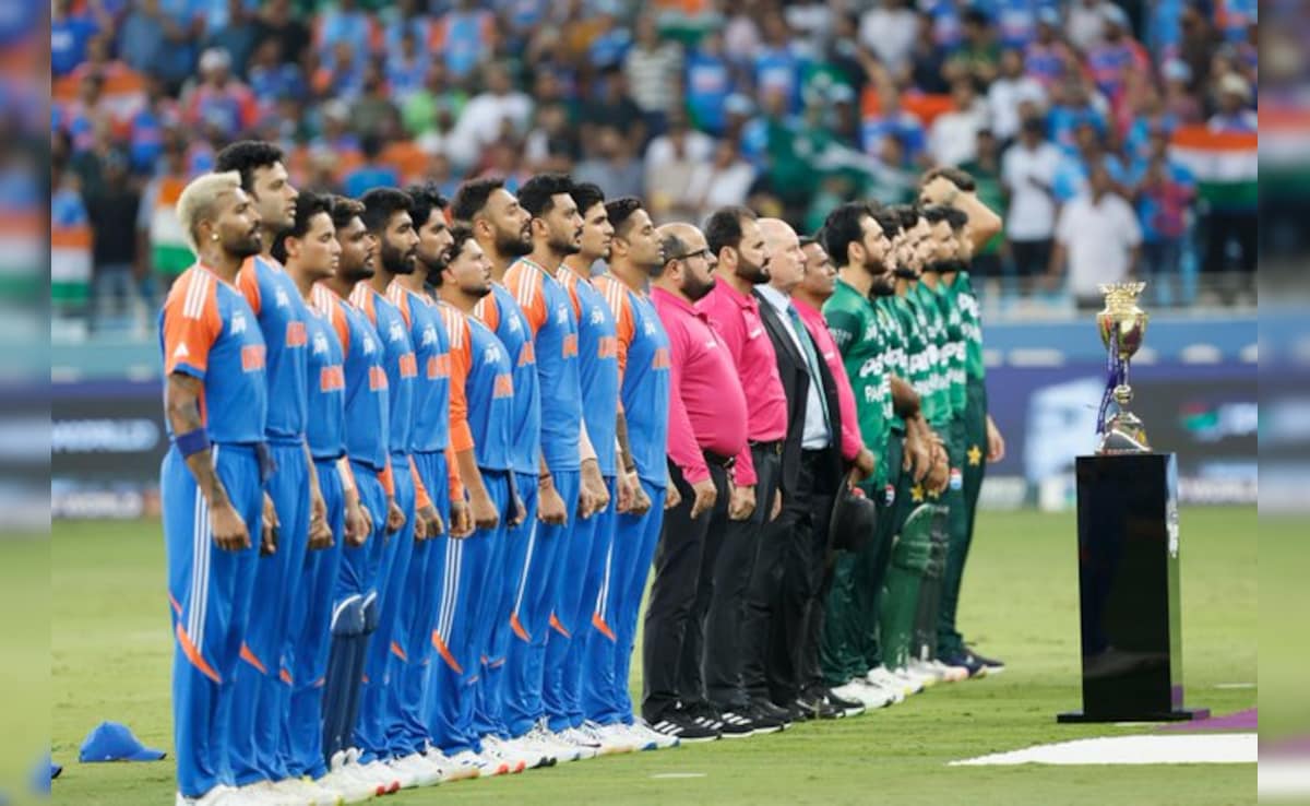NDTVSportsHindi's tweet card. India vs Pakistan, Asia Cup 2025 Final: कप्तान सूर्यकुमार यादव, रिंकू सिंह, अक्षर पटेल और उप-कप्तान शुभमन गिल जैसे खिलाड़ी शाम को स्विमिंग पूल में भी देखे गए. खिलाड़ियों ने परिवार के साथ वक्त बिताया....