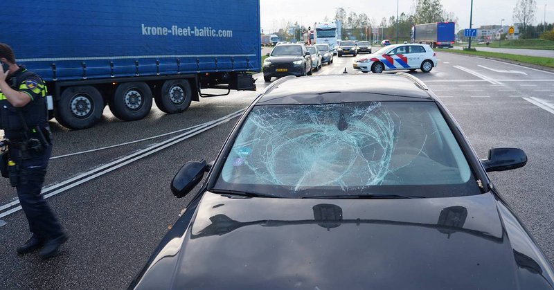 Fietser belandt op voorruit van auto bij botsing