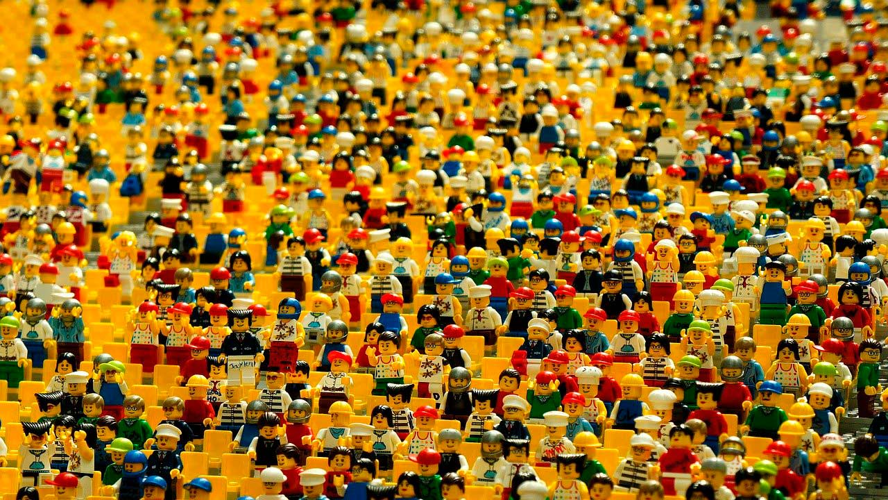 Python_desde_0's tweet card. Python es, en estos momentos, el lenguaje de programación más popular. Personas tan distintas como niños, estudiantes, profesores, investigadores de