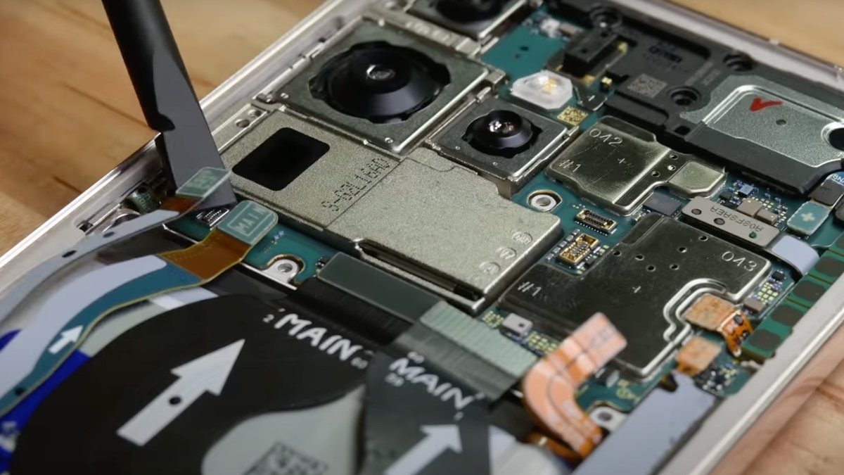 nProctor's tweet card. The contract requires repair shops to "immediately disassemble" devices that have parts "not purchased from Samsung."