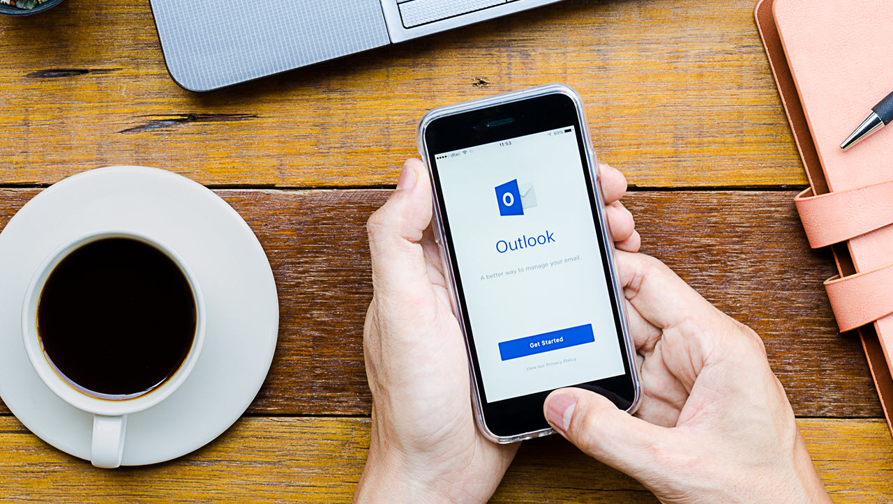 TechWriter_ch's tweet card. Companies that move to Office 365 have to decide what mobile email client to use. A native client that uses EAS or Outlook?