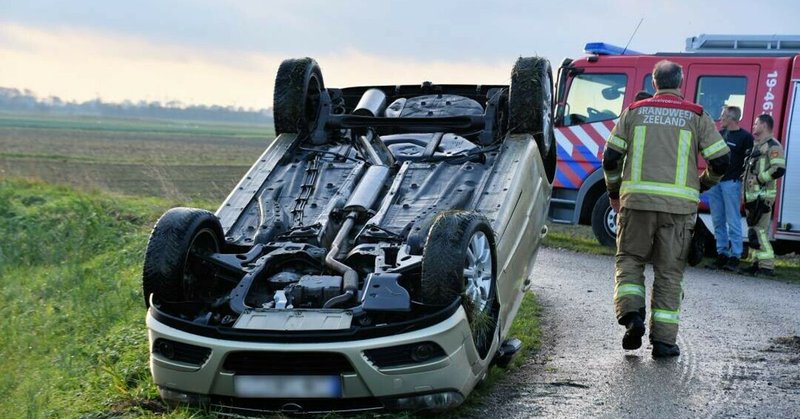 Auto op de kop in sloot bij Gapinge