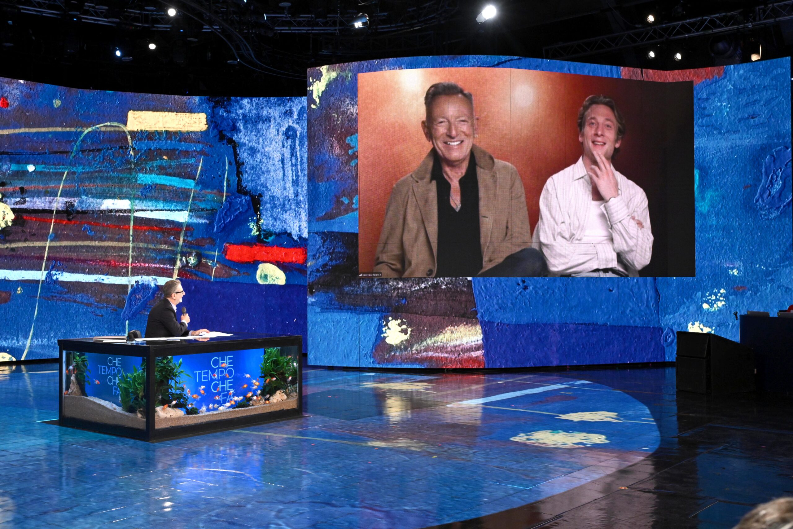 FMDBlog's tweet card. Ieri sera c'è stata una intervista di Fabio Fazio a Che tempo che fa sul NOVE a Bruce Springsteen insieme a Jeremy Allen White