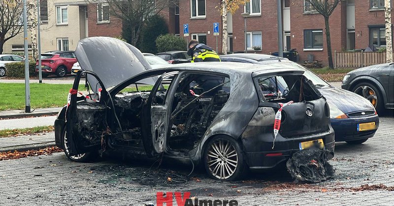 Auto met lachgastanks uitgebrand