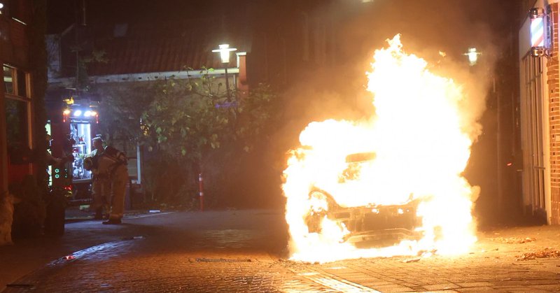 Geparkeerde auto brandt uit, winkelpand loopt schade op
