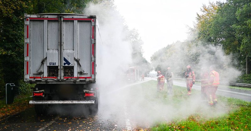 Vrachtwagen in brand langs N387 bij Froombosch
