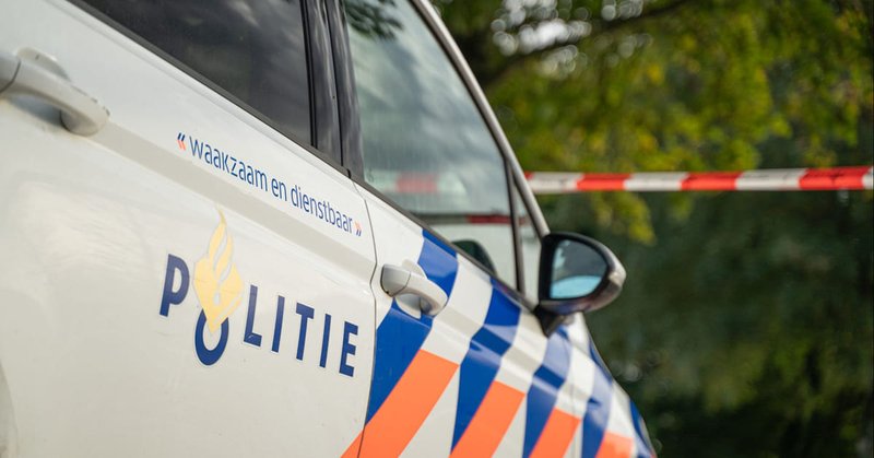 Auto in brand gevlogen na harde knal in Tussen de Vaarten