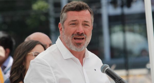 ContrapoderCH's tweet card. Luego que un artículo de Contrapoder Chile revelara que el administrador municipal y alcalde subrogante de Ñuñoa, Tomás Fuentes, había recibido más de $8 millones en concepto de horas extras, el...