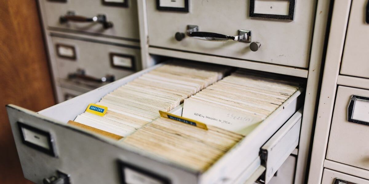 BotVanCS101's tweet card. Guide on querying Memgraph using the Cypher query language