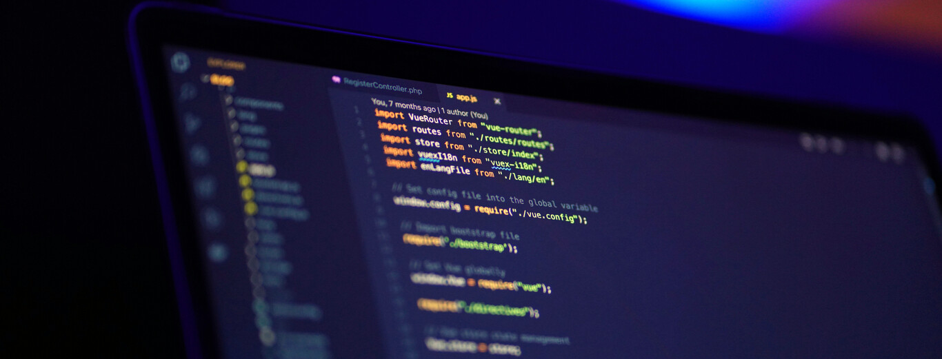RafaFlutterflow's tweet card. Da igual que no sepas programar. Puedes decirle a una máquina que programe por ti. Esa es la idea básica del vibe coding, la nueva tendencia de la IA que se...