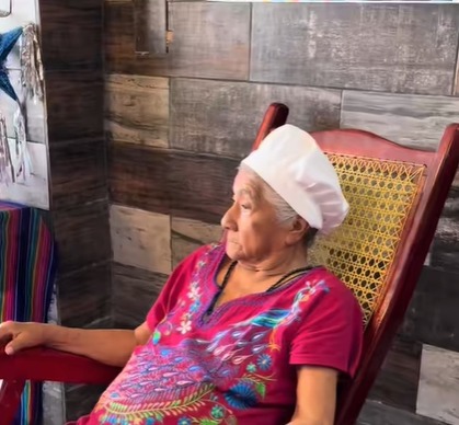 infoqroomex's tweet card. Abuelita chiapaneca cierra su panadería en Cancún por extorsión: “Hay gente muy mala”. La delincuencia ha cobrado una nueva víctima en Cancún.