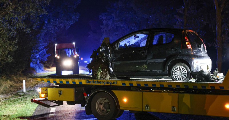 Auto botst achterop trekker op Nagelerweg