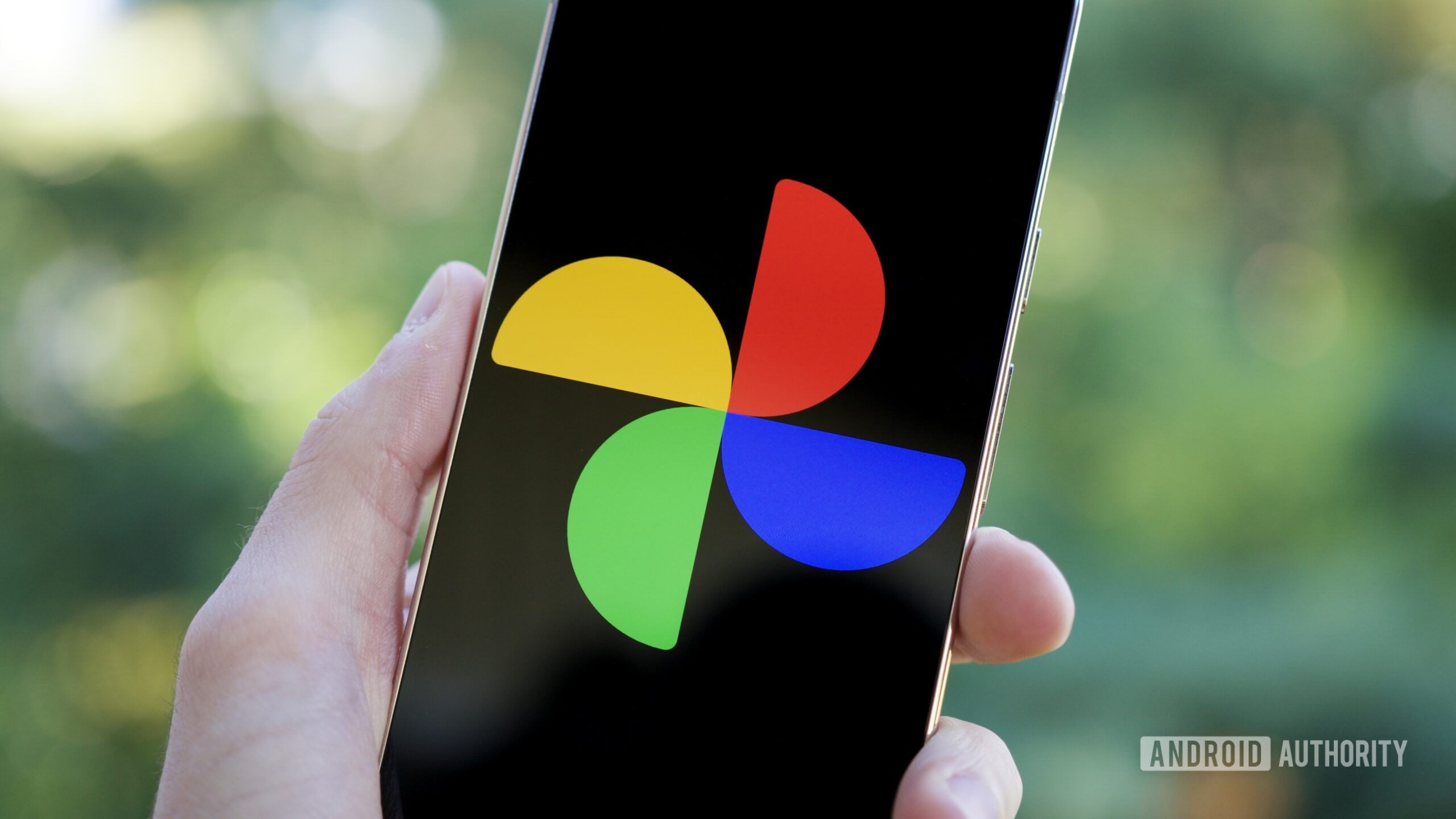 _tech_robot_'s tweet card. Earlier this year, the Google Photos iOS app got an incredible new feature. But months later, it's still not available on Android.