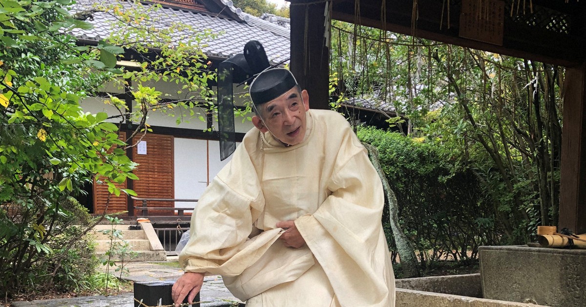 mainichi's tweet card. 　応仁の乱勃発の地で知られる上御霊神社（京都市上京区）の井戸水が約40年ぶりに湧いた。かつての井戸水は京都市営地下鉄烏丸線の地下鉄工事の影響で昭和50年代に枯れたが、採掘工事によって「ご神水」が復活した。