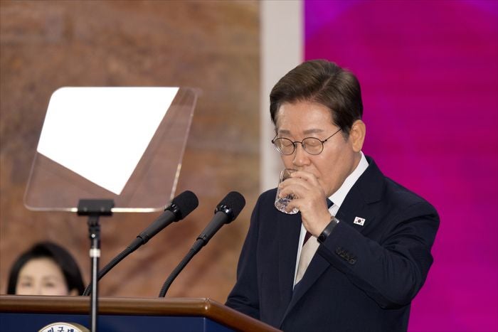 B4H8mKnGxUVaMs6's tweet card. 이재명 대통령과 핵심 측근들이 성남시장 재직 시절 당시 혈세 1100만원을 들여 업무용 휴대전화를 빈번하게 교체했던 사실이 확인됐다. 최근 김현지 대통령실 제1부속실장이 국정감사 기간 전후로 휴대전화를 교체해 논란이