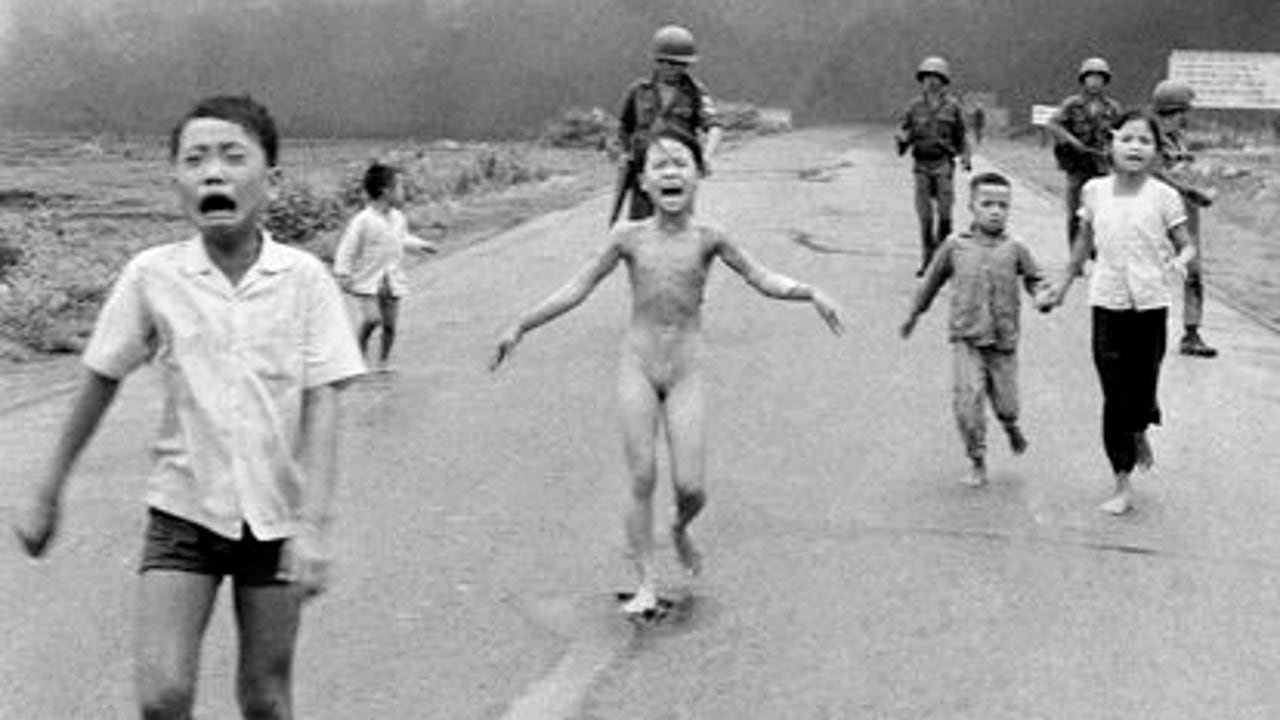 plotpoint's tweet card. Así vive la “Niña de napalm” 50 años después de que se tomara la foto que frenó una guerra