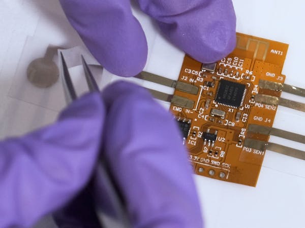 Hacksterio's tweet card. This connector links modules in soft, flexible electronics without breaking or losing electrical conductivity, even when heavily deformed.