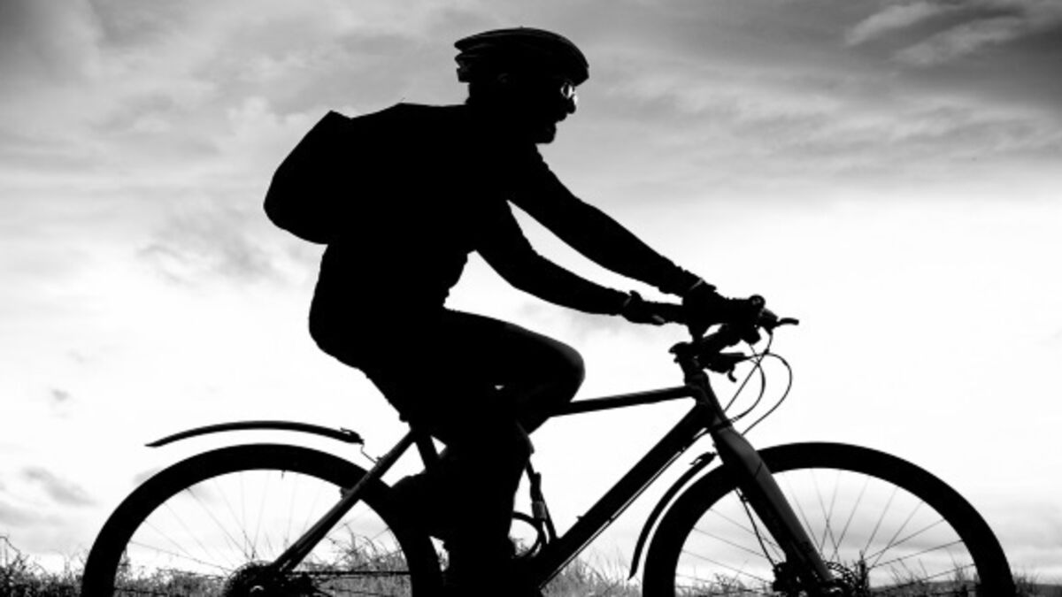 MichiganTrauma's tweet card. The data found that 27% of cyclists wearing a helmet presented with a head injury. That rose to 52% for those without a helmet.