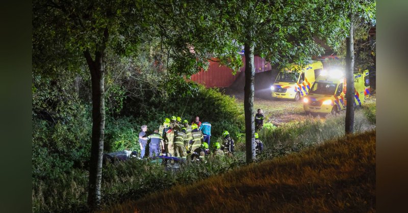 Auto breekt doormidden en vat vlam bij zwaar ongeval op de Goorsteeg
