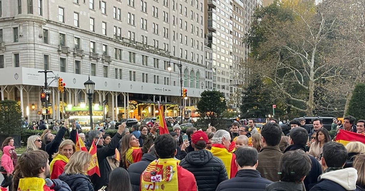 ldpsincomplejos's tweet card. Cientos de personas se reúnen para que «se escuche lo que está pasando en España»
