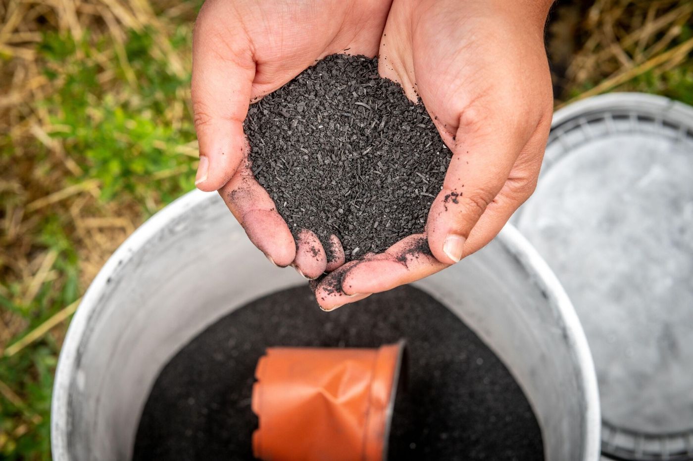 BlogRexel's tweet card. Le biochar, une forme de charbon de bois utilisé comme fertilisant, est présenté par certains scientifiques et industriels comme un atout face à la crise climatique. Au risque de voir ses promesses...