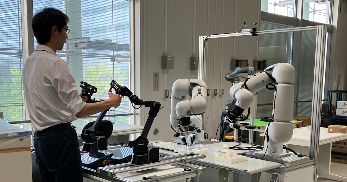 NikkeiScience's tweet card. 産業技術総合研究所はロボットの腕を制御する人工知能（AI）の開発に必要な学習データを公開した。2本の腕で食器の配膳や布の折り畳みなどに取り組んだ作業データ約1万件を用意した。世界で人型ロボットなどの開発が活発化するなか、研究機関や企業に無償公開して開発を後押しする。ロボットを動かすAIは、世界で開発が盛んになっている。開発には人がロボットを操縦してモノをつかんだり、ドアを開けたりするなどした作