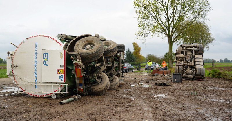 Vrachtwagen kantelt in Werkendam