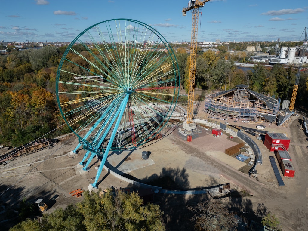 BERLINER_KURIER's tweet card. Seit Wochen wird das neue Riesenrad im Spreepark aufgebaut. Aber: Wie viel DDR steckt noch in dem Fahrgeschäft, das sich 2027 wieder drehen soll?