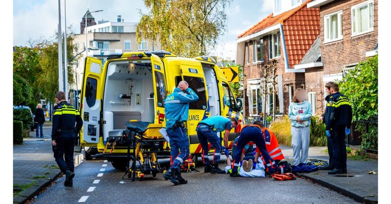 Ernstig ongeval tussen fietser en bezorger in Van Boetzelaerstraat