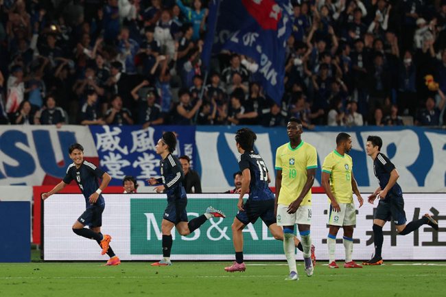 WorkNoteLog's tweet card. サッカー日本代表は14日、東京スタジアムで行われた国際親善試合でブラジル代表と対戦した。前半2失点と劣勢だったが、後半に一挙3得点で逆転。A代表では史上初の勝利となった。サッカー王国ブラジル相手の大金星に海外サッカーファンからは衝撃の声が続々と上がった。