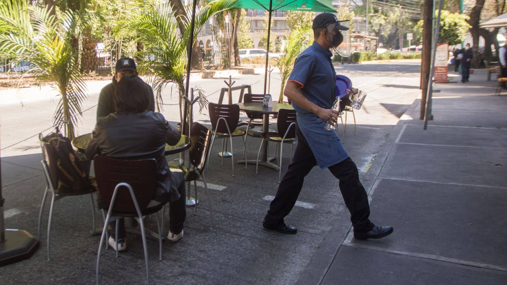 nmas's tweet card. En algunos casos, los peatones deben caminar entre mesas y comensales, lo que resulta un desafío y una incomodidad en todo momento