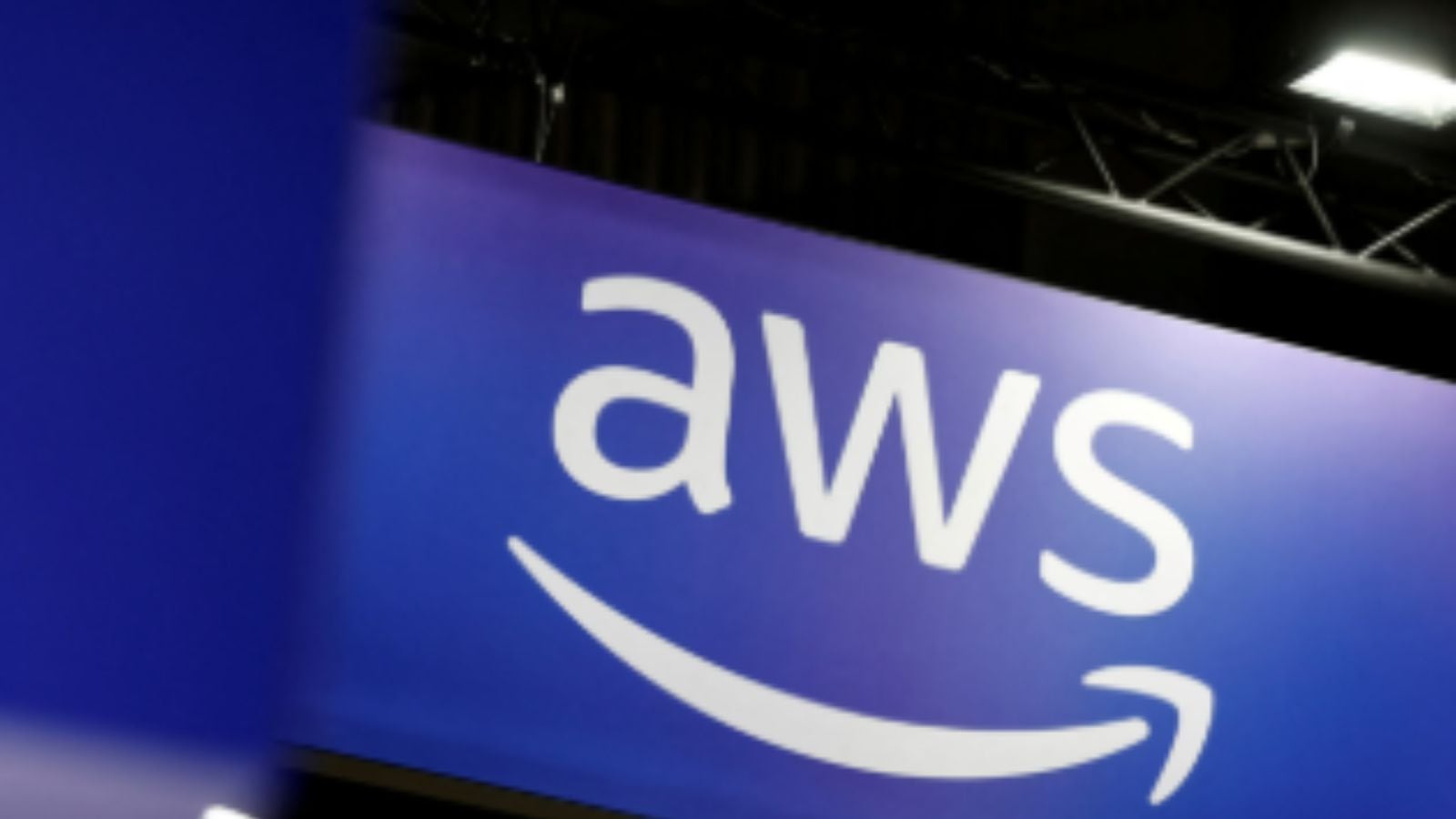 ExpressTechie's tweet card. The cloud computing market is said to have a brittle foundation because it is dominated by hyperscalers such as AWS, Microsoft Azure, and Google Cloud.