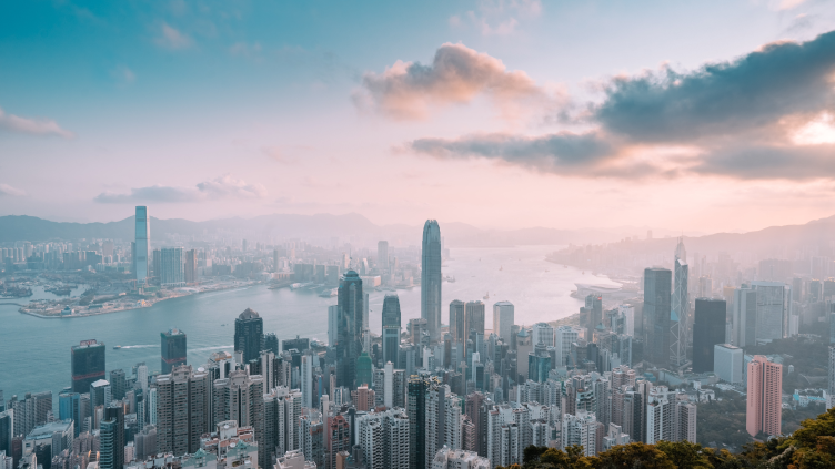 CoinMarketCap's tweet card. The Hong Kong Securities and Futures Commission (SFC) announced new regulatory guidance permitting licensed Virtual Asset Trading Platforms (VATPs).