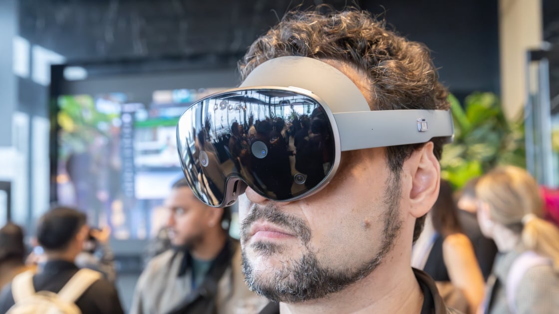 PCMag's tweet card. With an open software platform and better wearability than the Vision Pro for nearly half the price, the Galaxy XR marks a significant step forward for Android XR and makes cutting-edge mixed reality...