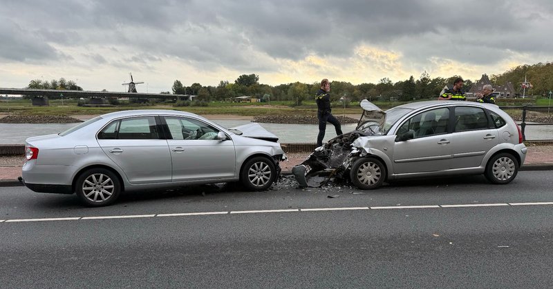 Twee gewonden bij frontale botsing op de Welle in Deventer
