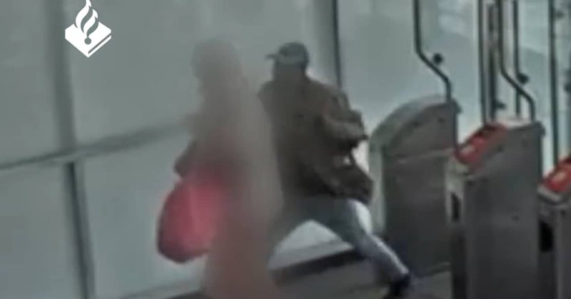 Politie deelt beelden van mishandeling 82-jarige vrouw door zwartrijder