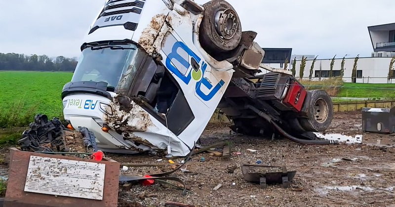 Vrachtwagen belandt op de kop, Lancaster-monument verwoest