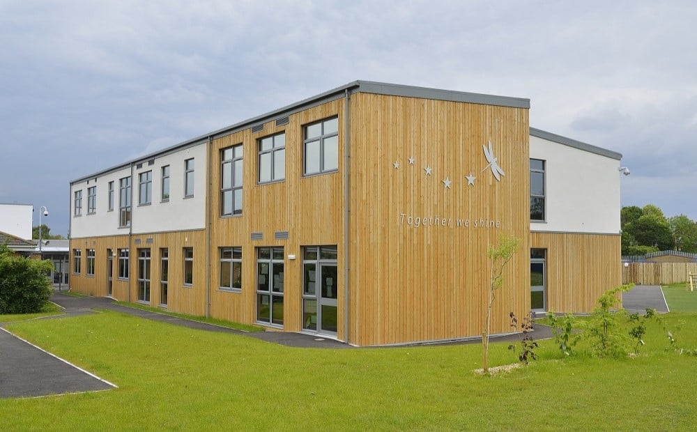 Modulek_LTD's tweet card. Explore features of effective school classrooms—spacious layouts, natural light, and air quality—with real examples from Modulek projects.