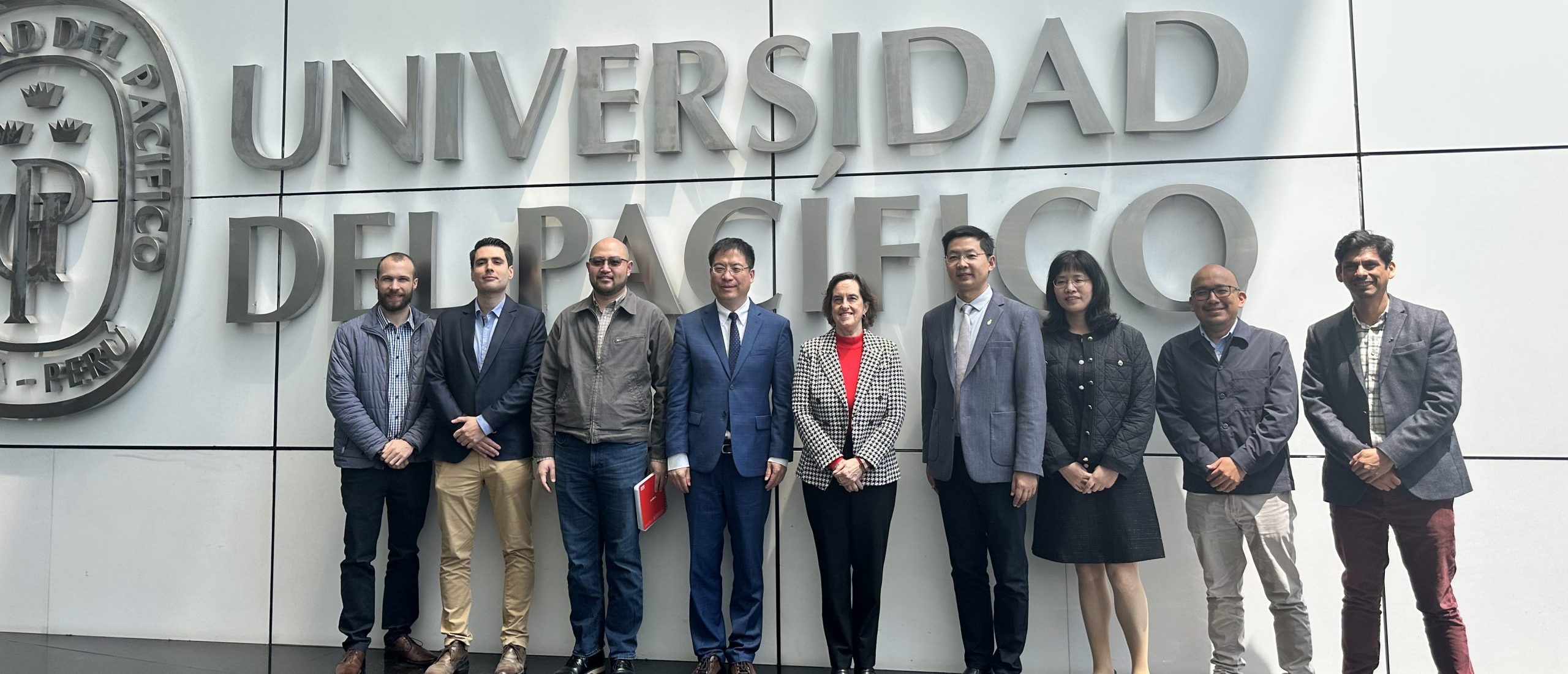Cechap_Up's tweet card. El lunes 22 de septiembre de 2025, el Centro de Estudios sobre China y Asia-Pacífico (CECHAP) recibió la visita de una delegación del Shanghai Institutes for International Studies (SIIS), integrada...