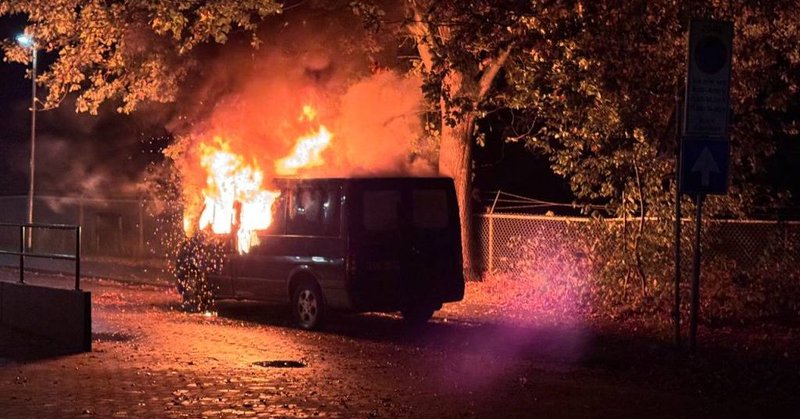 Busje brandt uit achter zorginstelling Maarsheerd