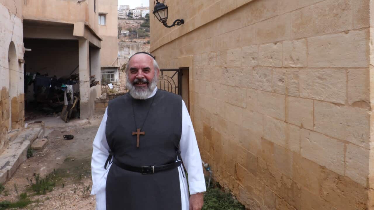 fablabbcn's tweet card. A Dutch monk is helping Syrian refugees who have suffered war-related hearing loss access affordable hearing aids, using new 3D printing technology.