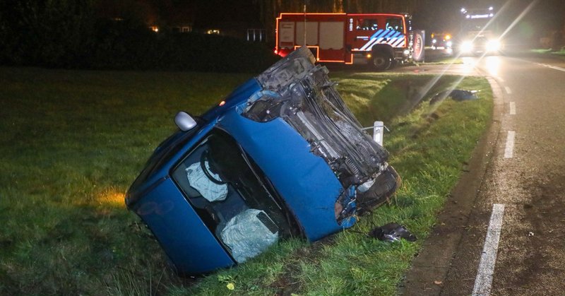 Auto op de kop in sloot op Barneveldsestraat