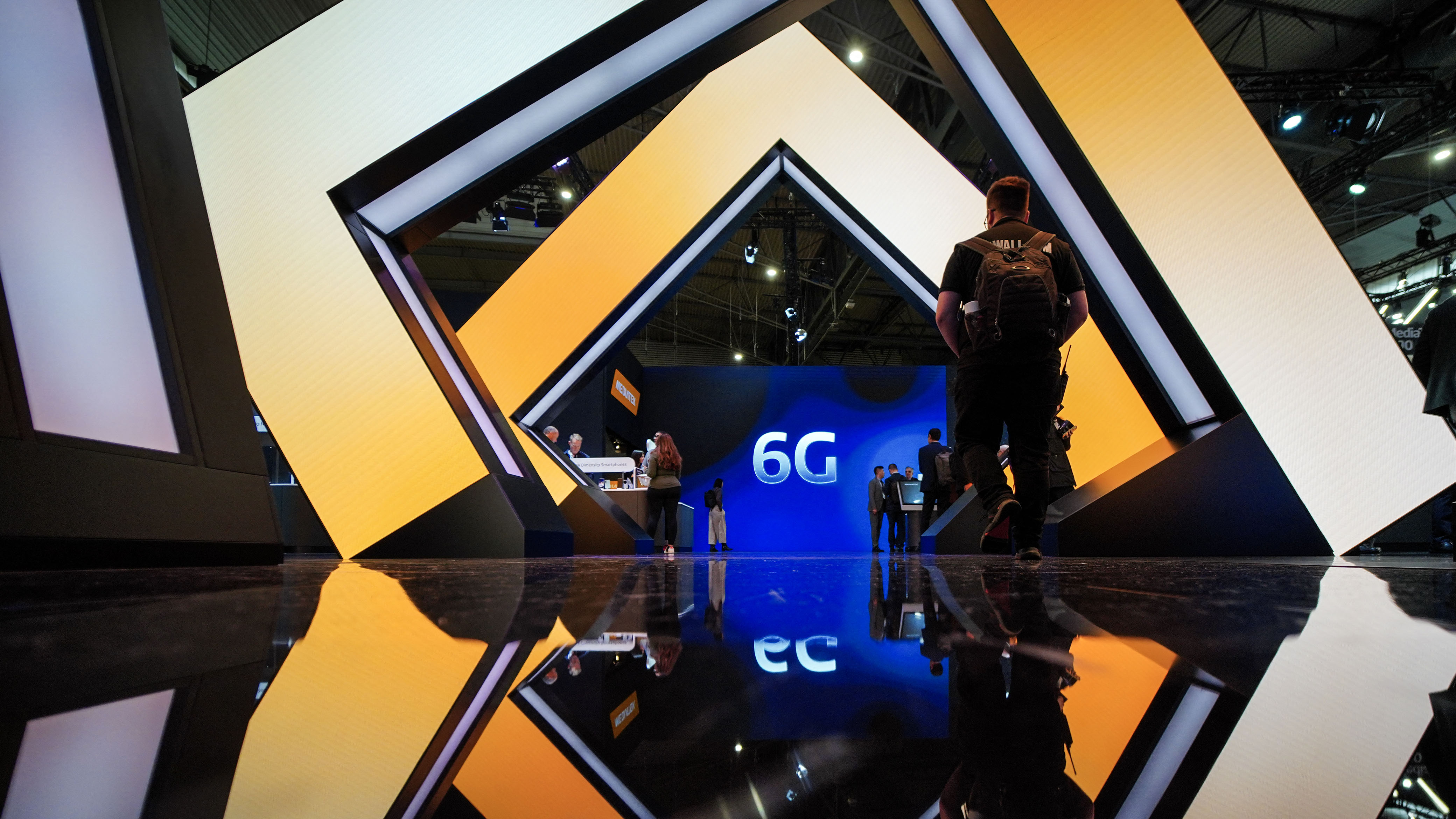 CSIS_Tech's tweet card. In this latest piece, Matt Pearl describes the current evolution the wireless industry is embarking on: 6G and how policymakers need to act now to remain competitive.