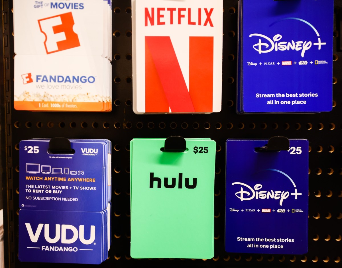 TechTrendsBot's tweet card. The gift card store secured the public cloud storage server containing customer ID documents, which was not protected with a password.