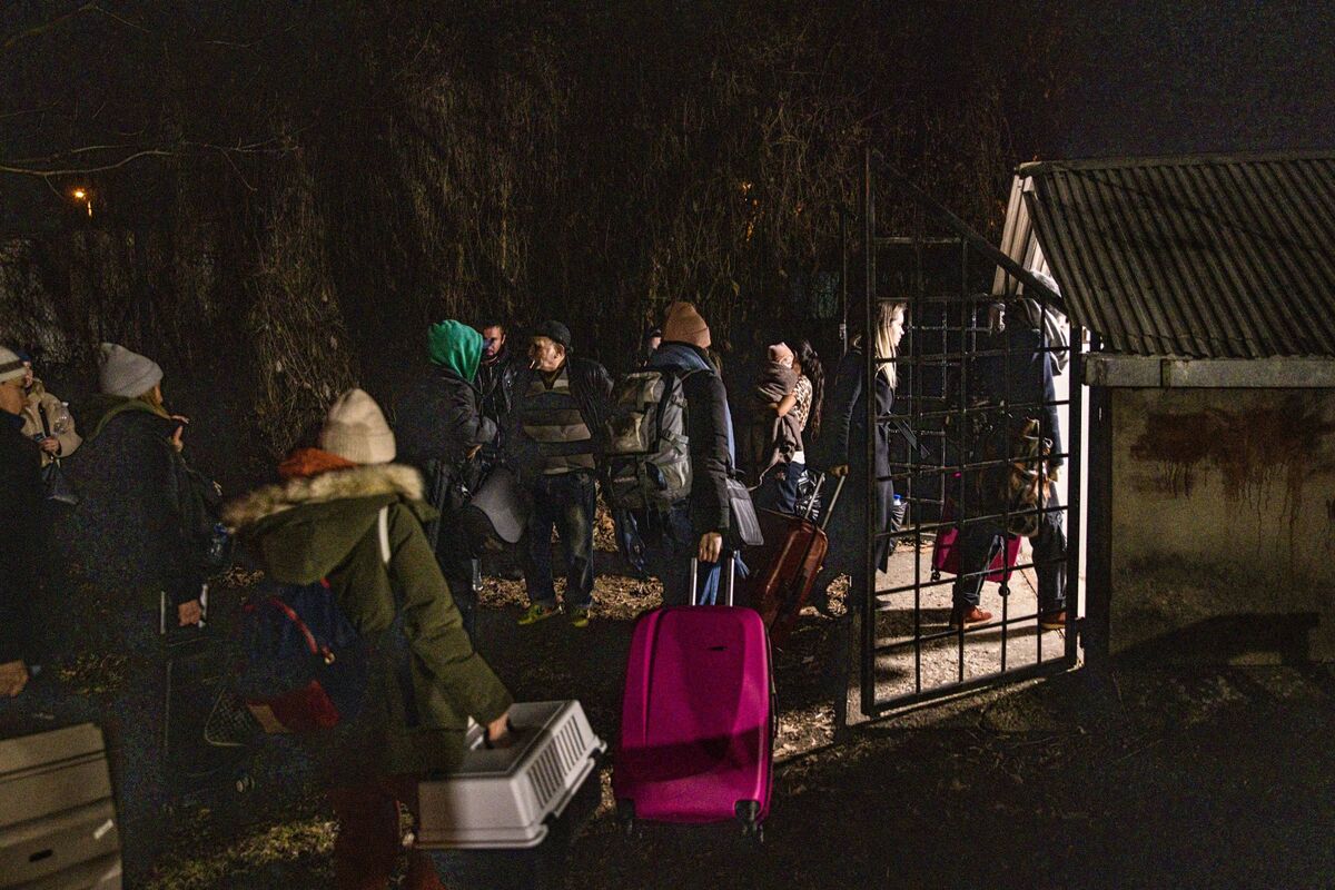 binarydata_io's tweet card. Airbnb Inc. is offering free short-term housing for up to 100,000 Ukrainian refugees who are fleeing the Russian invasion of their country and will work with neighboring European states to provide...