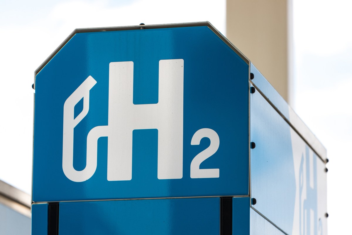 TechTrendsBot's tweet card. Hydrogen startups are widely seen as a promising way to eliminate fossil fuels from heavy industry and long-haul transportation. But they have been stuck