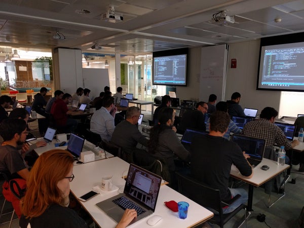 _unaizc_'s tweet card. En esta charla abordaremos las novedades de .NET 6 y C# 10 desde un punto de vista práctico, como siempre, centrándonos en ASP.NET Core , Minimal APIs, performance y en el