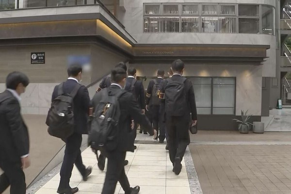 news_line_me's tweet card. 退職を希望する人に代わって退職の意思を伝える退職代行サービス「モームリ」の運営会社が「退職代行」の仕事を違法に弁護士にあっせんし、紹介料を受け取った疑いが強まったとして、警視庁が関
