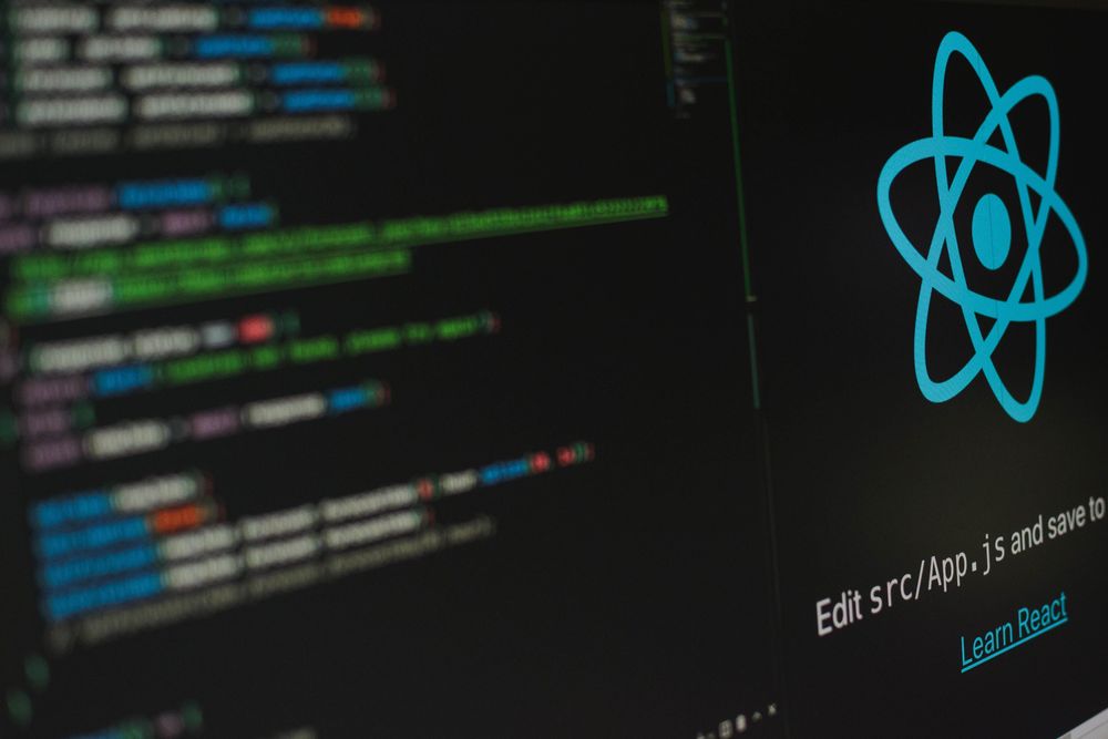 JavaScriptNewz's tweet card. Découvrez l'évolution de React et Redux, des débuts en ES5 à TypeScript, et apprenez une méthode efficace pour organiser vos projets sans complexité excessive.